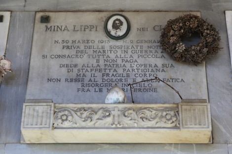 Sepolcro di Lippi: commemorazione di Mina Lippi, eroe di guerra, con decorazioni e iscrizioni commemorative.