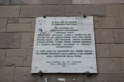 Lapide commemorativa per l'infermeria partigiana, dedicata ai combattenti e ai caduti durante la Resistenza.