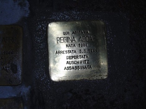 Pietre d'inciampo dedicate alle famiglie Aboaf, Navarro, Nacamulli e Misano, in memoria delle vittime della Shoah.