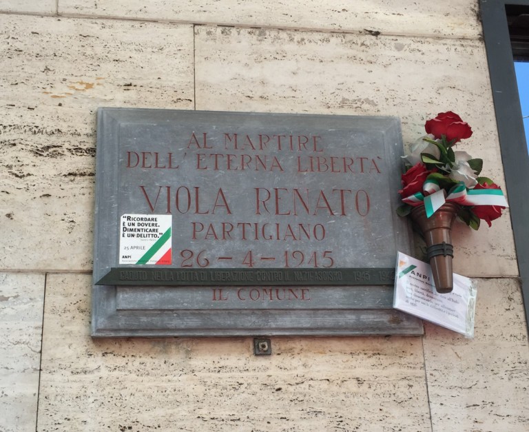 Lapide commemorativa di Viola Renato, partigiano, dedicata alla libertà e agli eroi della Resistenza.
