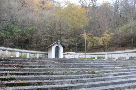 Sacrario dei Martiri di Cicchetti, un luogo di memoria immerso nella natura, circondato da alberi e gradoni in pietra.