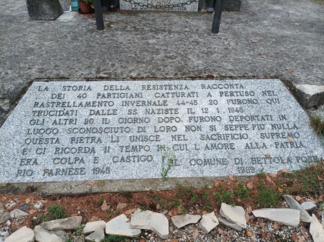 Monumento ai caduti di Rio Farnese, dedicato ai combattenti e al sacrificio durante la Resistenza.