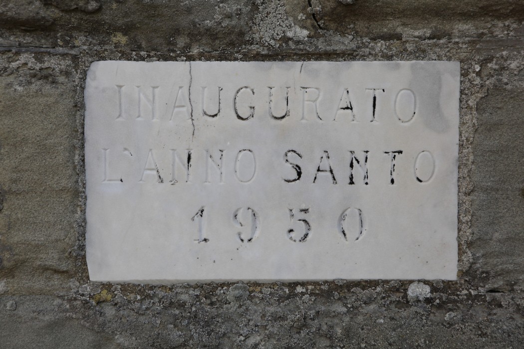 Tabernacolo di Caburaccia, un luogo di culto inaugurato nel 1950, immerso nella bellezza della natura.