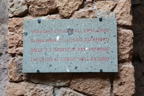 Targa commemorativa alla Fosse Ardeatine, che ricorda le atrocità avvenute nel sito storico.