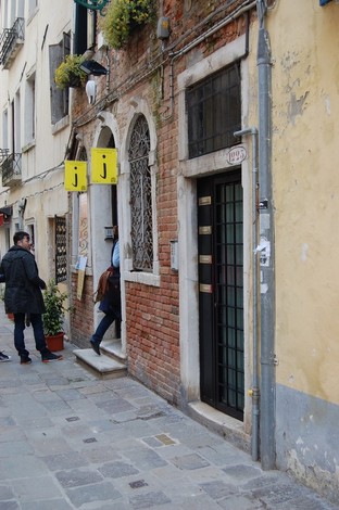 Pietre d'inciampo dedicate alle sorelle Clerle, Grassini e Aboaf in un contesto urbano veneziano.