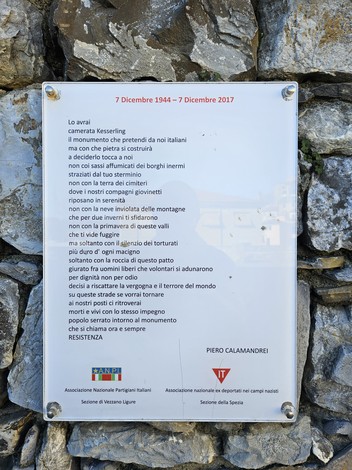 Targhe commemorative che onorano la memoria e la resistenza, ambientate in un contesto storico significativo.