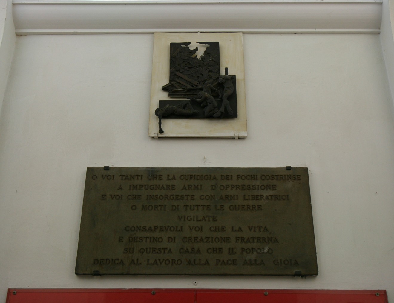 Lapide commemorativa del Circolo Unione Operaia, simbolo di lotta e diritti dei lavoratori.