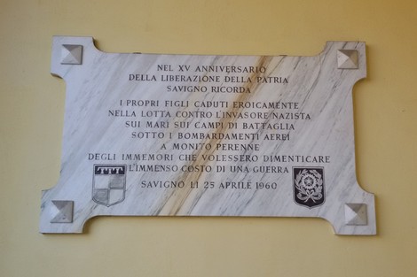 Lapide commemorativa ai caduti di Savigno, dedicata a chi ha lottato per la libertà nella Seconda Guerra Mondiale.