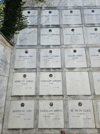 Monumento ai Caduti Partigiani, un memoriale in pietra con targhe commemorative e nomi di caduti in guerra.