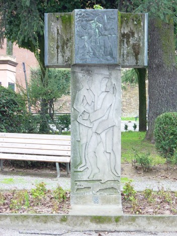 Monumento alla Resistenza, scultura commemorativa immersa nel verde, simbolo di libertà e lotta.