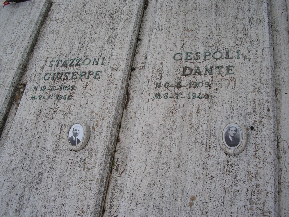 Sepolcro dedicato ai caduti di San Gimignano, con nomi incisi e fotografie commemorative.