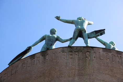 Monumento Ossario dei caduti partigiani, con tre sculture in bronzo che simboleggiano la libertà e il sacrificio.