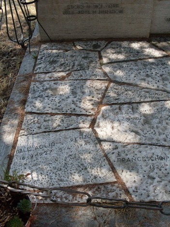 Monumento ai Caduti della Guerra di Liberazione, con lapidi e nomi incisi su pietra.