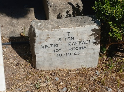 Dettagli di una lapide commemorativa al "Sacrario dei caduti di Kos", con iscrizioni di un soldato.