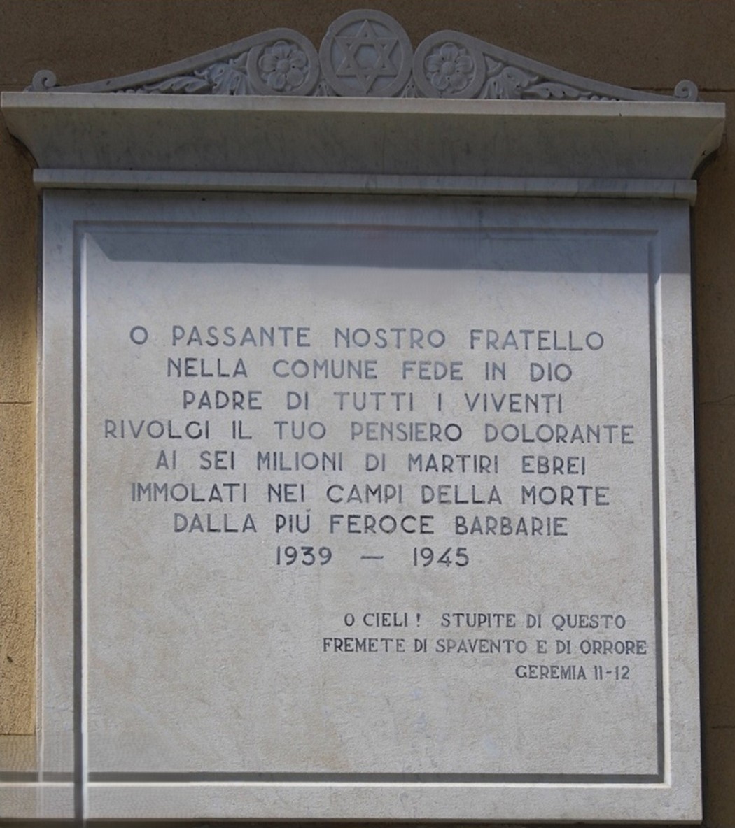 Lapide commemorativa che ricorda le vittime della Shoah, con un testo in memoria dei martiri ebrei.