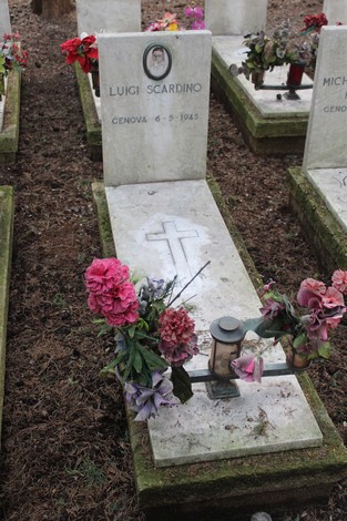 Tombe perpetue dedicate ai caduti per la Libertà, adornate con fiori e commemorazioni.