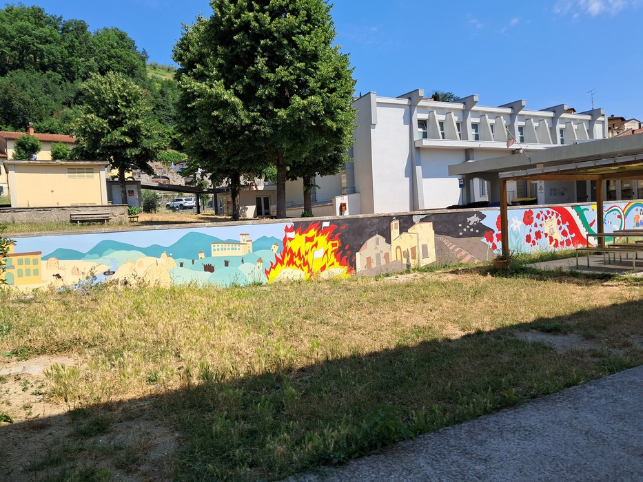 Murale colorato che celebra l'80° anniversario della Liberazione di San Piero, con scene storiche e paesaggi.