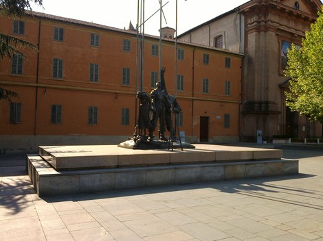 Monumento alla Resistenza, simbolo di lotta e libertà, situato in un'area urbana. La scultura celebra il coraggio.