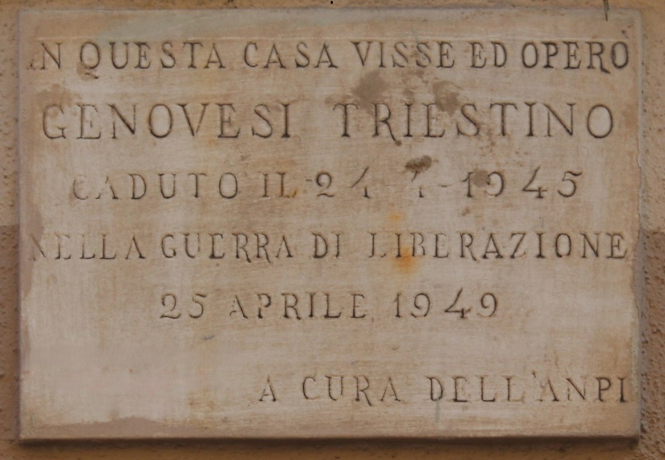 Lapide commemorativa dedicata a Genovesi, vittima della guerra di liberazione, situata su una parete.