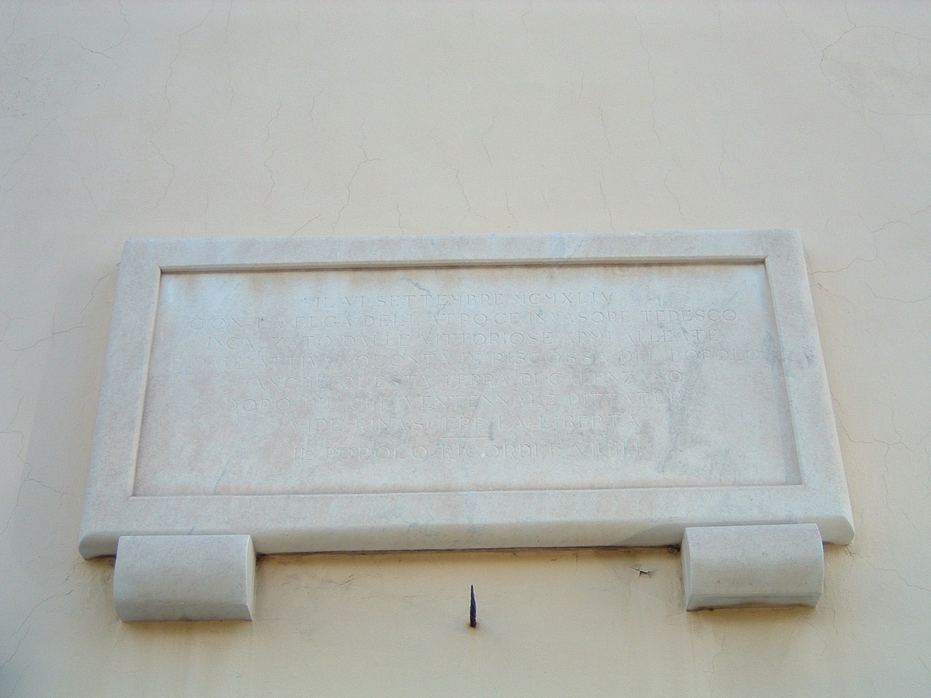 Lapide commemorativa che celebra la Liberazione, simbolo di memoria storica e resistenza.
