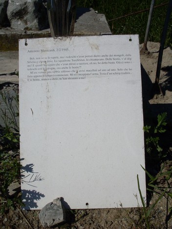 Cippo commemorativo a Manicardi, dedicato alla memoria dei caduti, con un messaggio di riflessione e rispetto.