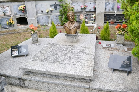 Sepolcro di Ricci, con monumento e dettagli commemorativi nel cimitero, adornato da fiori e decorazioni.