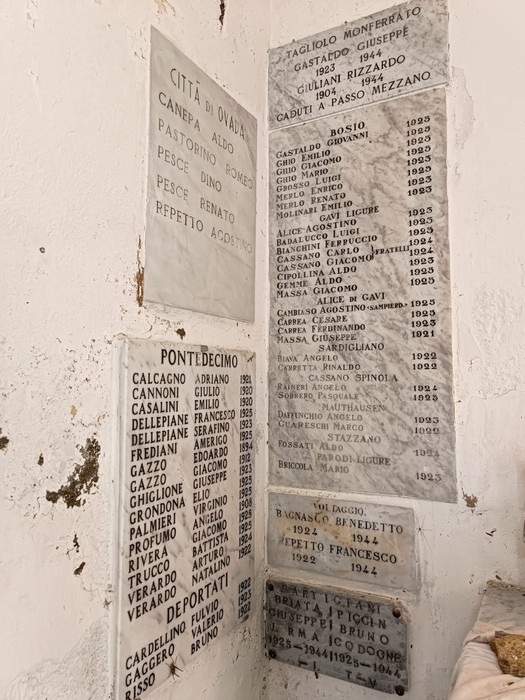 Cappella dedicata ai caduti della Benedicta, con iscrizioni commemorative in memoria dei soldati.