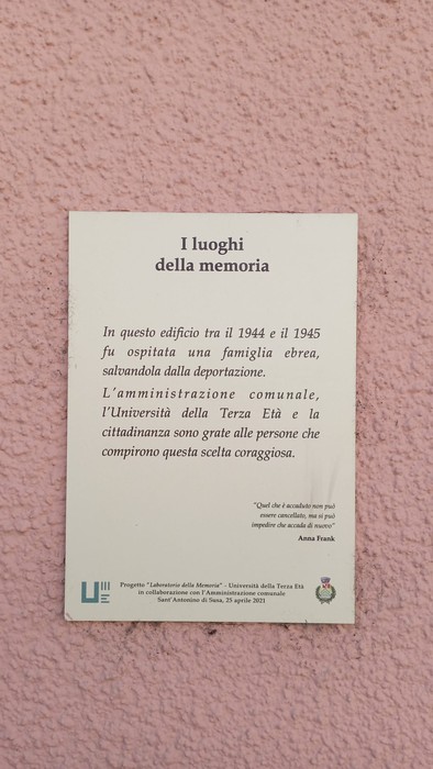 Targa commemorativa per una famiglia ebrea salvata dalla deportazione, situata in via Torino.