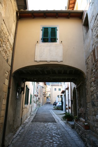 Lapide commemorativa dell'eccidio di Figline, situata in un caratteristico vicolo del paese.