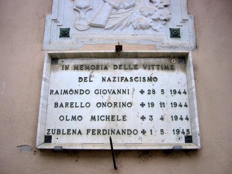 Lapide in memoria delle vittime del nazifascismo a Roppolo, con nomi e date di caduta.