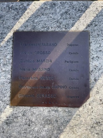 Monumento ai caduti di Savonera, in memoria dei soldati e partigiani locali.