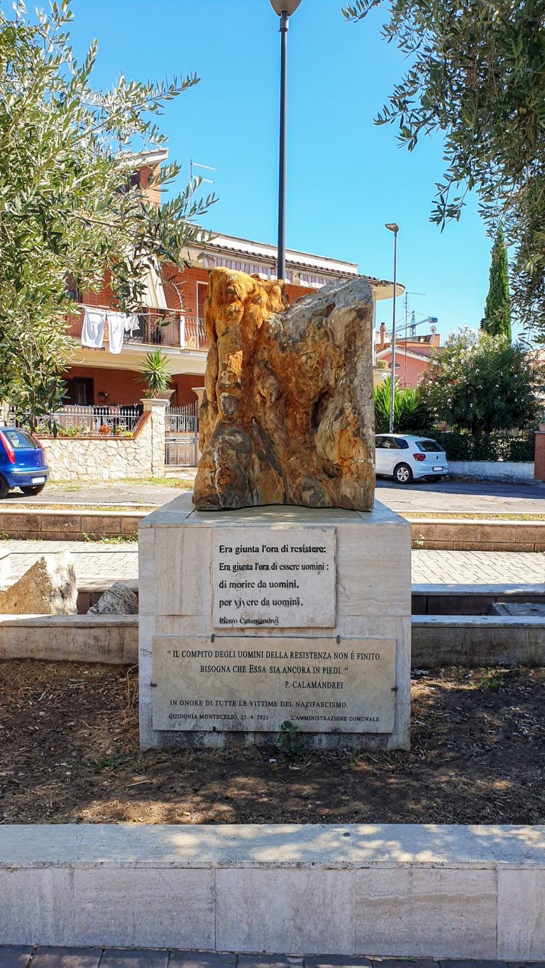 Monumento al 25 Aprile, dedicato alla libertà e alla resistenza, con un elemento di roccia su base in pietra.