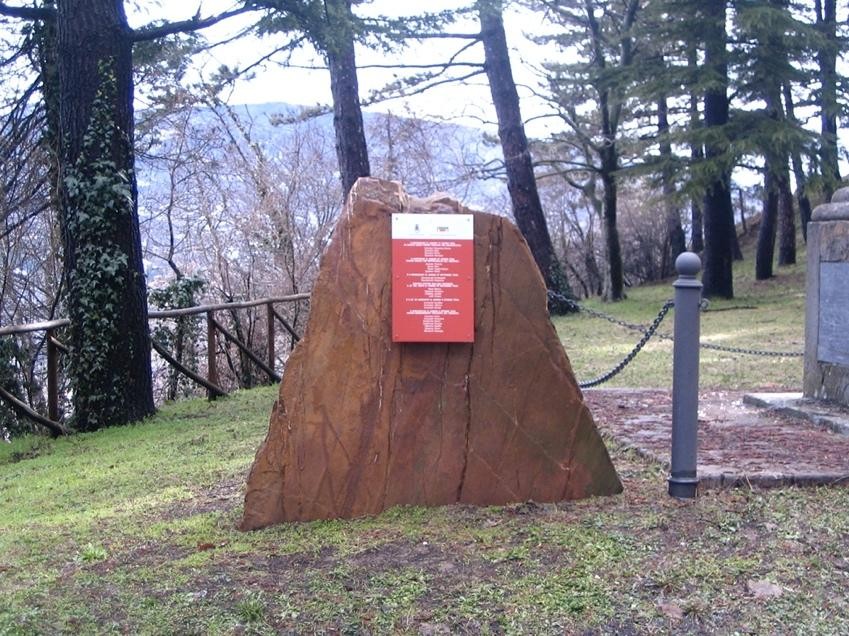 Monumento ai caduti civili e partigiani, dedicato alla memoria delle vittime della guerra e della resistenza.