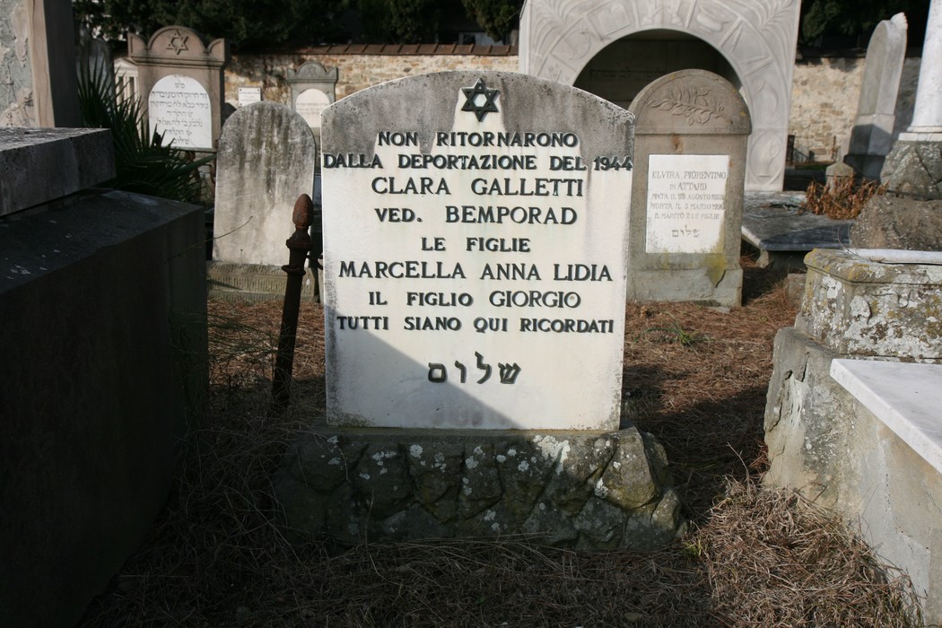 Cenotafi dei deportati nel cimitero ebraico, commemorazione delle vittime della deportazione.