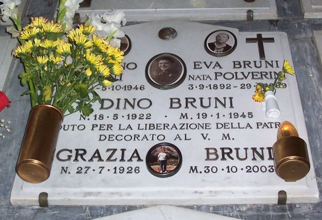 Sepolcro di famiglia Bruni, con fotografie e omaggi floreali, situato in un cimitero.