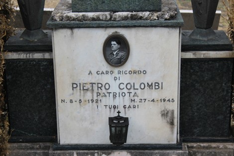 Cippo commemorativo dedicato a Pietro Colombi, patriota, con una foto e dati biografici.