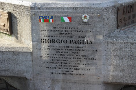Monumento ai caduti partigiani, dedicato a Giorgio Paglia, con iscrizioni commemorative e simboli patriottici.