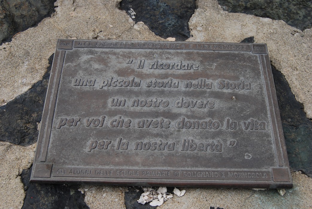 Monumento dedicato ai partigiani di Valmozzola, in memoria di chi ha lottato per la libertà.
