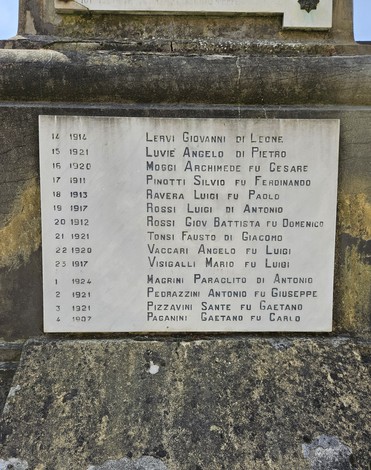 Monumento ai Caduti di Castiglione d'Adda, dedicato ai soldati periti in guerra, con iscrizioni commemorative.