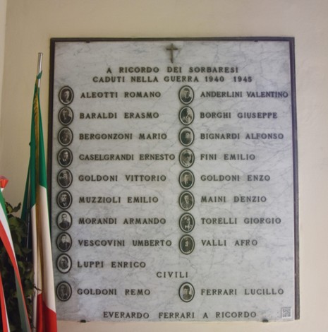Lapide commemorativa ai caduti di Sorbara, con nomi di soldati e simbologie patriottiche.