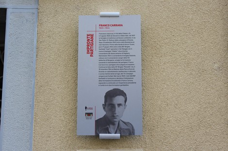 Impronta partigiana a Carrara, commemorazione storica con un pannello informativo su Franco Carrara.