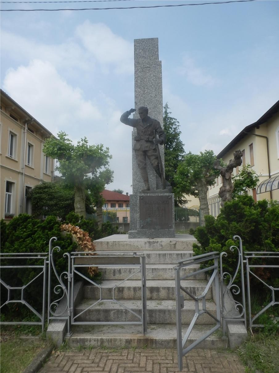 Monumento ai caduti di Valdengo, commemorazione dei sacrifici per la patria, situato in un'area verde.