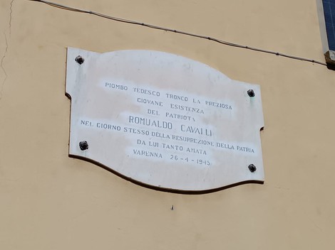 Lapide commemorativa di Romualdo Cavalli, patriota, situata a Varenna, in ricordo della sua eroica esistenza.
