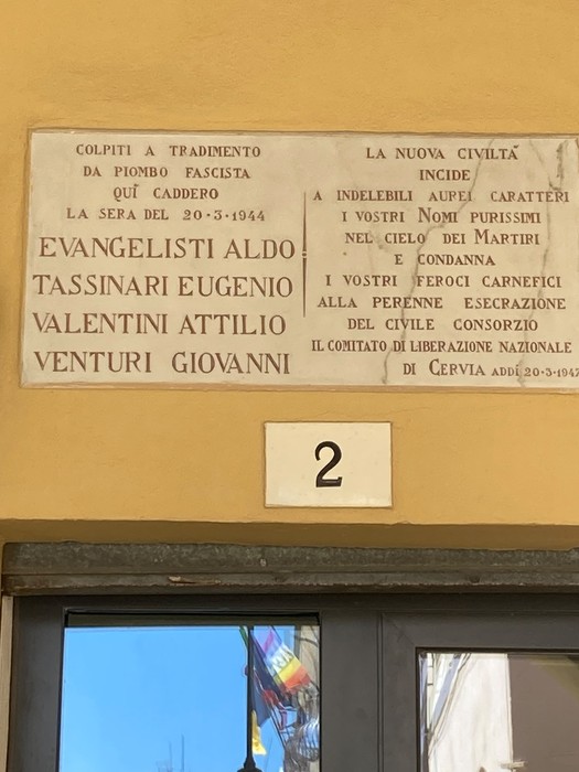 Lapidi commemorative dedicate alle vittime dell'eccidio del Caffè Roma del 20 marzo 1944.