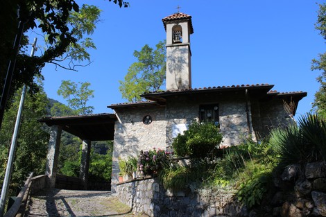 Lapide commemorativa in un paesaggio naturale, simbolo di ricordo e preservazione storica.