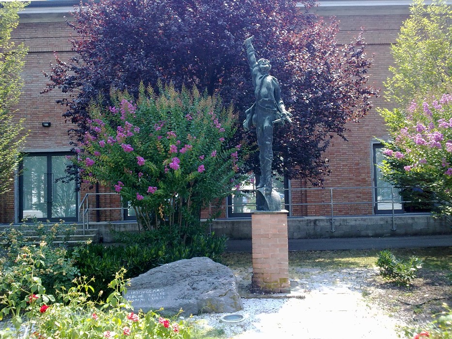 Monumento ai Partigiani, un omaggio alle lotte per la libertà, circondato da verde e fiori.