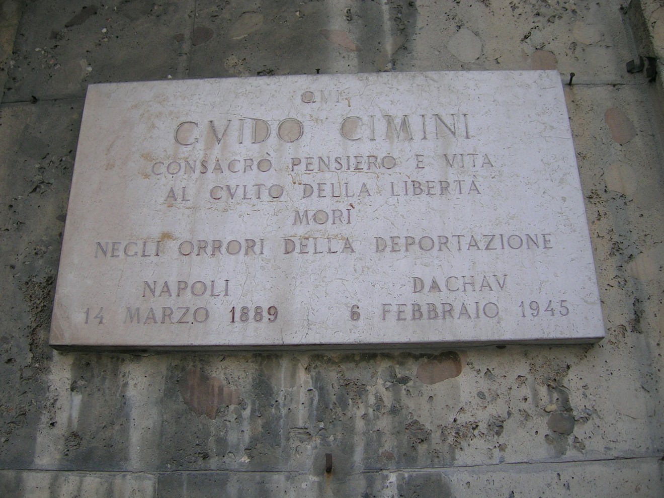 Lapide commemorativa dedicata a Cimini, vittima degli orrori della deportazione durante la Seconda Guerra Mondiale.