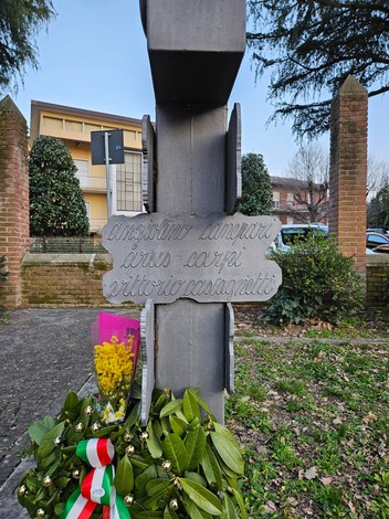 Monumento della Resistenza di Montecavolo, dedicato ai valorosi combattenti per la libertà. Decorato con fiori.