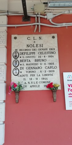 Lapide commemorativa per Defilippi, Berta e Di Gennaro, in memoria dei giovani eroi caduti per la libertà.