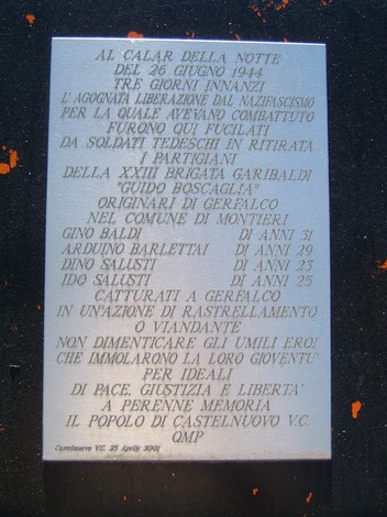 Cippo commemorativo dedicato ai partigiani di Gerfalco, con nomi e date dei caduti nella Resistenza.